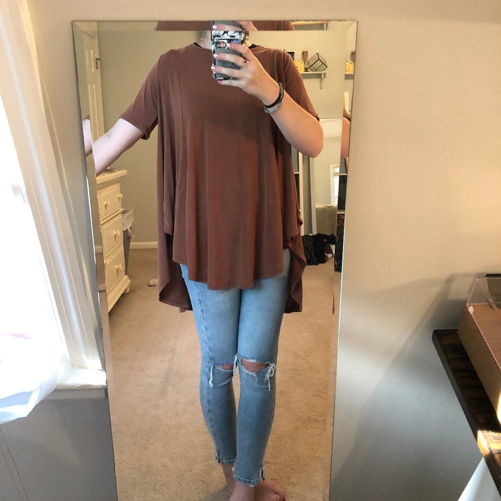 brown short sleeve shirt
